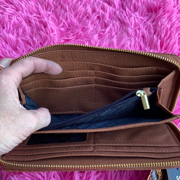 Steve Madden faux leather embossed logo gold tone hardware wallet NWT - Picture 8 of 10